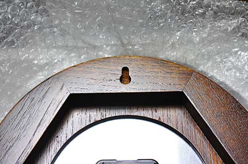 舷窓時計の裏面の引っ掛け穴