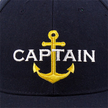 Captainの文字とイカリの刺繍