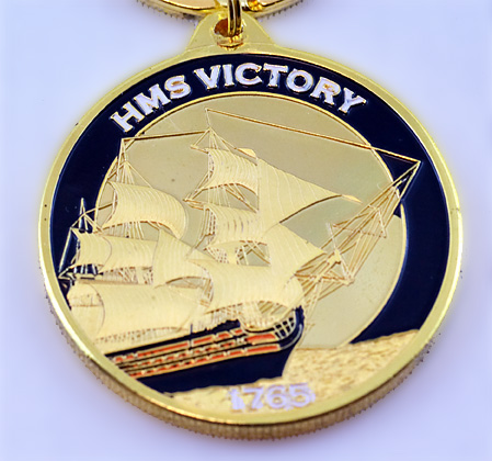 反対面のHMSビクトリー号